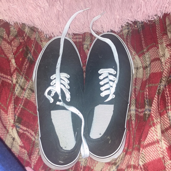 Don\'t  need  them and they are brand new without tags and they look like  vans